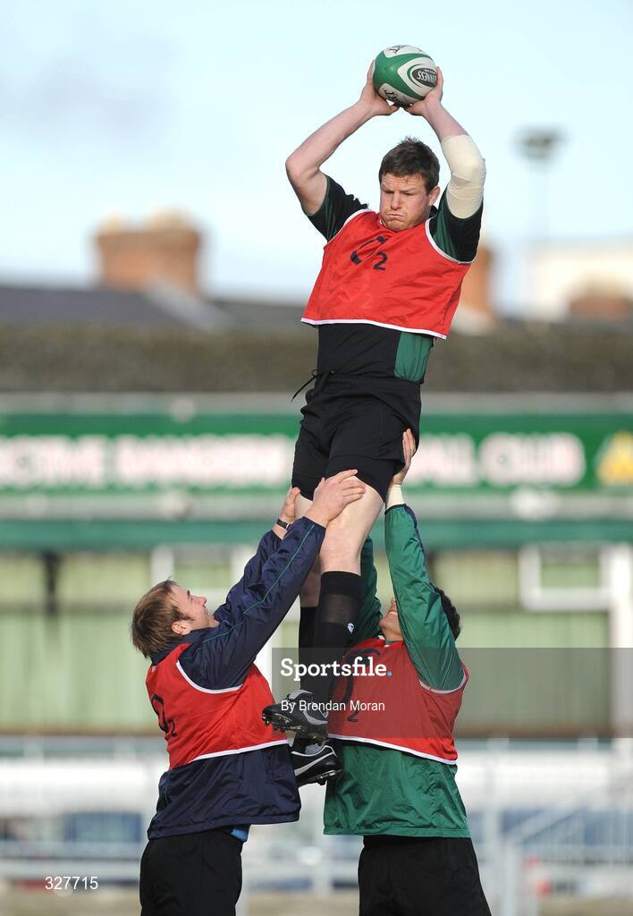 18 November 2008; Lock Malcolm O'Kelly takes the ball in the lineout during Ireland rugby squad training. Donnybrook Stadium, Dublin. Picture credit: Brendan Moran / SPORTSFILE