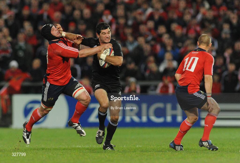18 November 2008; Stephen Donald, New Zealand, in action against Denis Leamy, left, and Paul Warwick, Munster. Zurich Challenge Match, Munster v New Zealand, Thomond Park, Limerick. Picture credit: Brian Lawless / SPORTSFILE