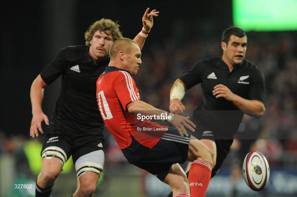 18 November 2008; Paul Warwick, Munster, in action against Adam Thomson, left, and Corey Flynn, New Zealand. Zurich Challenge Match, Munster v New Zealand, Thomond Park, Limerick. Picture credit: Brian Lawless / SPORTSFILE