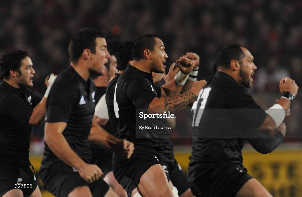 18 November 2008; Hosea Gear, New Zealand, centre, performs the Haka. Zurich Challenge Match, Munster v New Zealand, Thomond Park, Limerick. Picture credit: Brian Lawless / SPORTSFILE