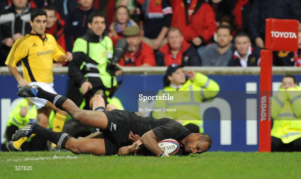 18 November 2008; New Zealand's Joe Rokokoko scores his side's second try. Zurich Challenge Match, Munster v New Zealand, Thomond Park, Limerick. Picture credit: Diarmuid Greene / SPORTSFILE
