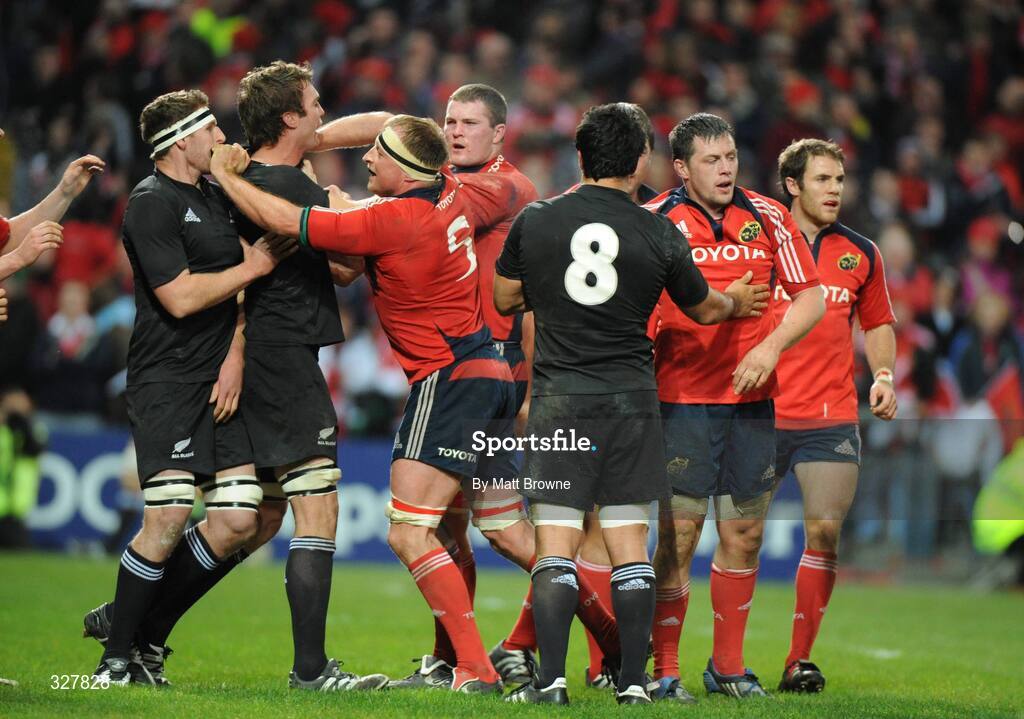 18 November 2008; Munster and New Zealand players tussel during the game. Zurich Challenge Match, Munster v New Zealand, Thomond Park, Limerick. Picture credit: Matt Browne / SPORTSFILE