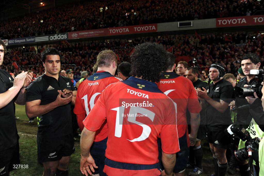 18 November 2008; The Munster players are clapped off the field by New Zealand after the game. Zurich Challenge Match, Munster v New Zealand, Thomond Park, Limerick. Picture credit: Matt Browne / SPORTSFILE