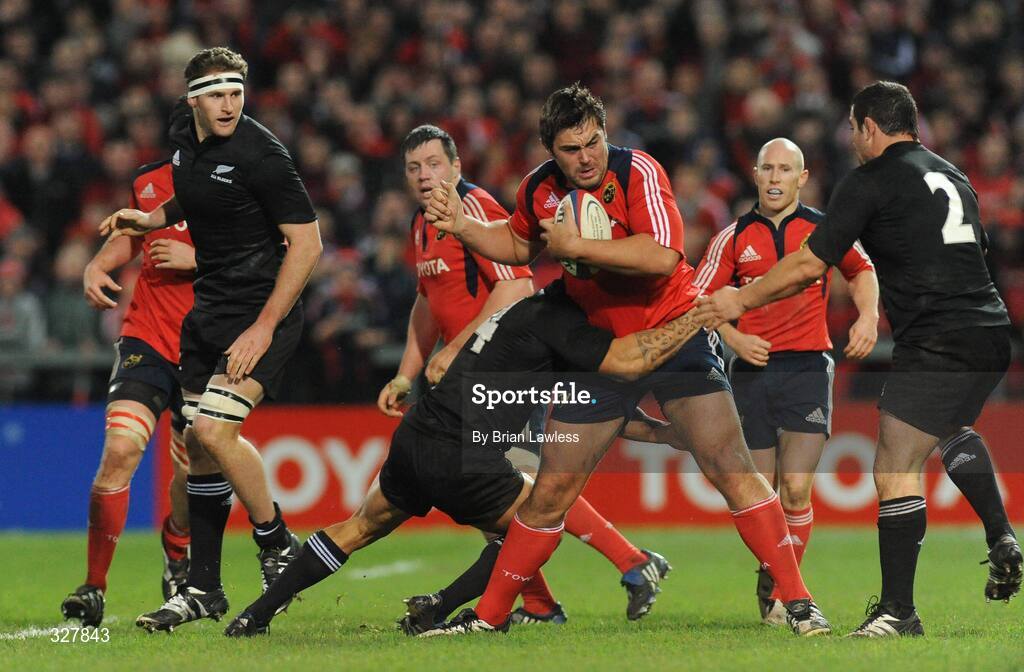 18 November 2008; Tony Buckley, Munster, in action against Ross Filipo, left, and Corey Flynn, New Zealand. Zurich Challenge Match, Munster v New Zealand, Thomond Park, Limerick. Picture credit: Brian Lawless / SPORTSFILE