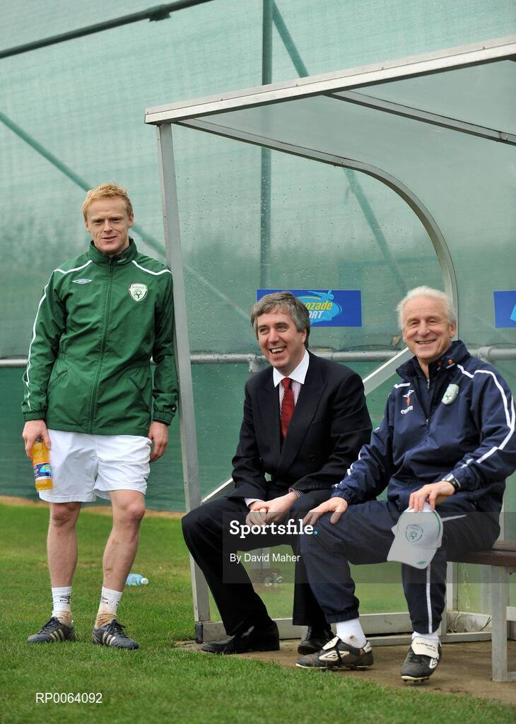 17 November 2008; Republic of Ireland manager Giovanni Trapattoni, with FAI Chief Executive John Delaney and Republic of Ireland International Damien Duff at the announcement that Lucozade Sport, has extended their sponsorship deal with the FAI, as their official sports drink sponsor. Grand Hotel, Malahide, Dublin. Picture credit: David Maher / SPORTSFILE