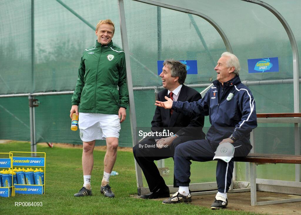 17 November 2008; Republic of Ireland manager Giovanni Trapattoni, with FAI Chief Executive John Delaney and Republic of Ireland International Damien Duff at the announcement that Lucozade Sport, has extended their sponsorship deal with the FAI, as their official sports drink sponsor. Grand Hotel, Malahide, Dublin. Picture credit: David Maher / SPORTSFILE