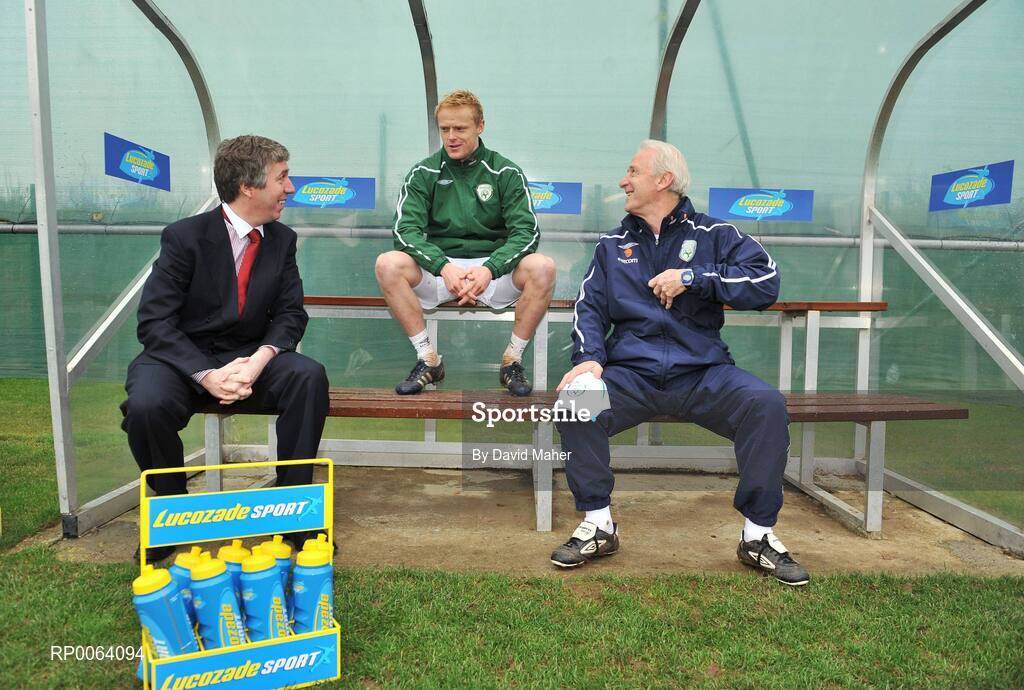 17 November 2008; Republic of Ireland manager Giovanni Trapattoni, with FAI Chief Executive John Delaney and Republic of Ireland International Damien Duff at the announcement that Lucozade Sport, has extended their sponsorship deal with the FAI, as their official sports drink sponsor. Grand Hotel, Malahide, Dublin. Picture credit: David Maher / SPORTSFILE