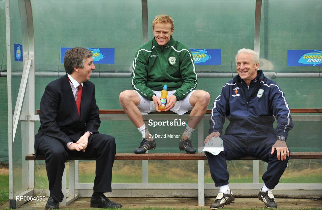 17 November 2008; Republic of Ireland manager Giovanni Trapattoni, with FAI Chief Executive John Delaney and Republic of Ireland International Damien Duff at the announcement that Lucozade Sport, has extended their sponsorship deal with the FAI, as their official sports drink sponsor. Grand Hotel, Malahide, Dublin. Picture credit: David Maher / SPORTSFILE