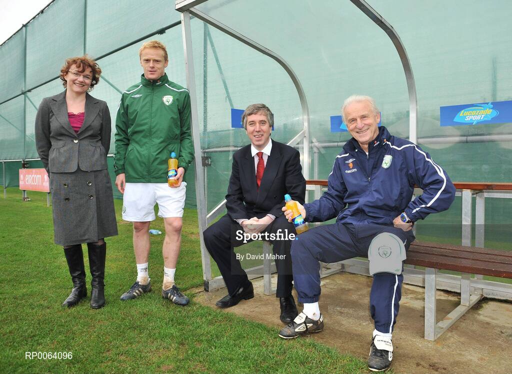 17 November 2008; Republic of Ireland manager Giovanni Trapattoni, with FAI Chief Executive John Delaney, Elizabeth Reynolds, General Manager and Vice President, GlaxoSmithKline, and Republic of Ireland International Damien Duff at the announcement that Lucozade Sport, has extended their sponsorship deal with the FAI, as their official sports drink sponsor. Grand Hotel, Malahide, Dublin. Picture credit: David Maher / SPORTSFILE