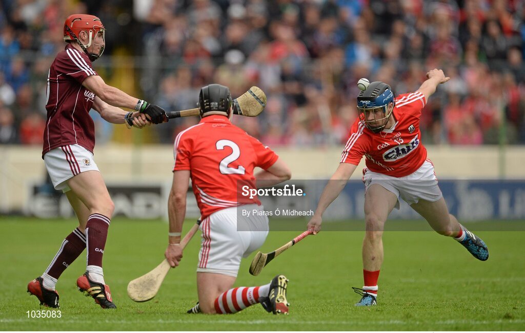 26 July 2015; Conor Whelan, Galway, in action against Conor Lehane and Shane O'Neill, 2, Cork. GAA Hurling All-Ireland Senior Championship, Quarter-Final, Galway v Cork. Semple Stadium, Thurles, Co. Tipperary. Picture credit: Piaras Ó Mídheach / SPORTSFILE