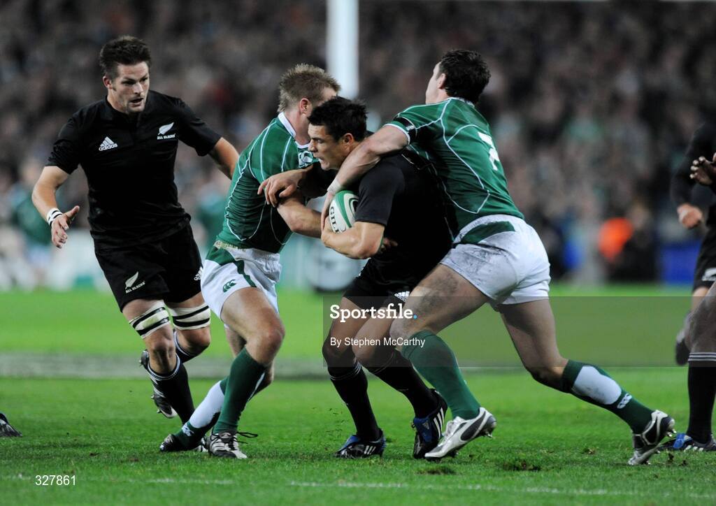 15 November 2008; Dan Carter, New Zealand, is tackled by Luke Fitzgerald, left, and David Wallace, Ireland. Guinness Autumn Internationals, Ireland v New Zealand, Croke Park, Dublin. Picture credit: Stephen McCarthy / SPORTSFILE