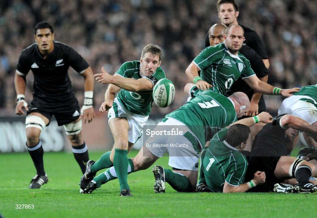 15 November 2008; Ireland scrum half Tomas O'Leary passes off the ball. Guinness Autumn Internationals, Ireland v New Zealand, Croke Park, Dublin. Picture credit: Stephen McCarthy / SPORTSFILE