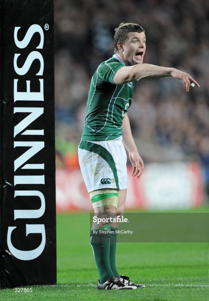 15 November 2008; Ireland captain Brian O'Driscoll issues instructions during the game. Guinness Autumn Internationals, Ireland v New Zealand, Croke Park, Dublin. Picture credit: Stephen McCarthy / SPORTSFILE