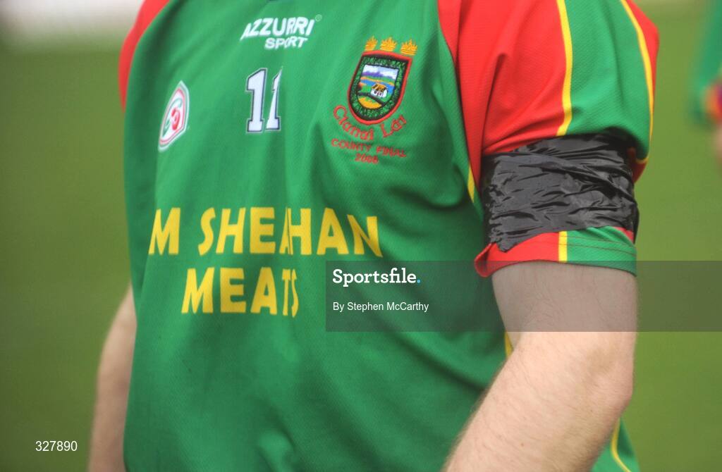 16 November 2008; Mid Kerry players wear black arm bands as a mark of respect for the late John Giles. Kerry Senior Football Final, Kerins O'Rahilly's v Mid Kerry, Fitzgerald Stadium, Killarney, Co. Kerry. Picture credit: Stephen McCarthy / SPORTSFILE