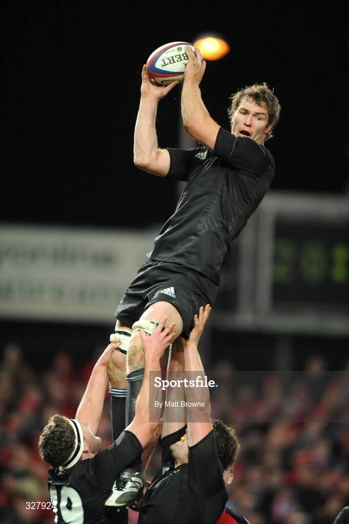 18 November 2008; Jason Eaton, New Zealand, takes the ball in the lineout against Munster. Zurich Challenge Match, Munster v New Zealand, Thomond Park, Limerick. Picture credit: Matt Browne / SPORTSFILE