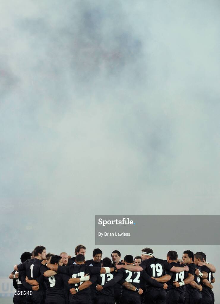 18 November 2008; The New Zealand team form a huddle before the match. Zurich Challenge Match, Munster v New Zealand, Thomond Park, Limerick. Picture credit: Brian Lawless / SPORTSFILE