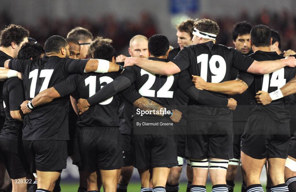 18 November 2008; The New Zealand players form a huddle before the match. Zurich Challenge Match, Munster v New Zealand, Thomond Park, Limerick. Picture credit: Diarmuid Greene / SPORTSFILE
