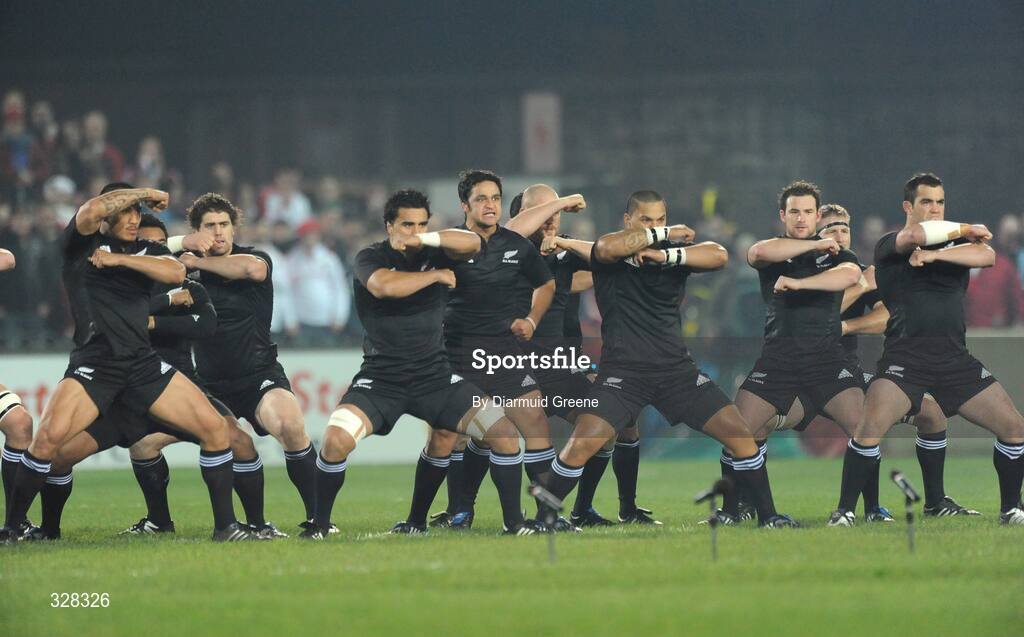 18 November 2008; New Zealand players perform the Haka before the match. Zurich Challenge Match, Munster v New Zealand, Thomond Park, Limerick. Picture credit: Diarmuid Greene / SPORTSFILE