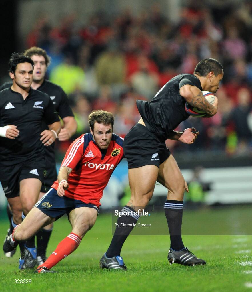 18 November 2008; Munster's Barry Murphy tackles New Zealand's Hosea Gear. Zurich Challenge Match, Munster v New Zealand, Thomond Park, Limerick. Picture credit: Diarmuid Greene / SPORTSFILE