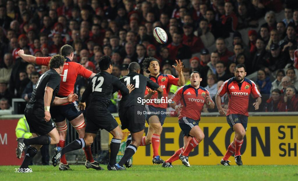 18 November 2008; Munster's Doug Howlett in action against New Zealand. Zurich Challenge Match, Munster v New Zealand, Thomond Park, Limerick. Picture credit: Diarmuid Greene / SPORTSFILE