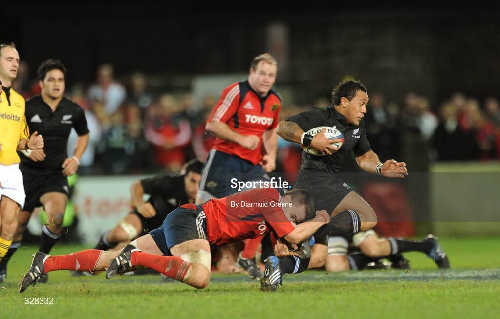 18 November 2008; Anthony Tuitavake, New Zealand, in action against Niall Ronan, Munster. Zurich Challenge Match, Munster v New Zealand, Thomond Park, Limerick. Picture credit: Diarmuid Greene / SPORTSFILE