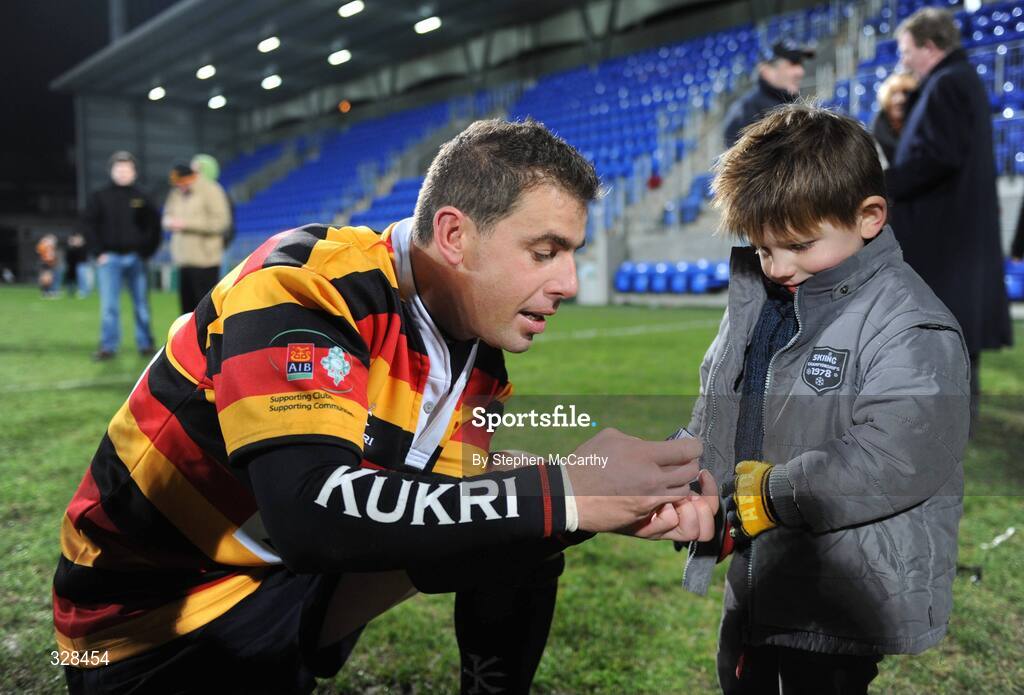 21 November 2008; Charl Oosthuizen, Lansdowne, shows his winners medal to his son Zander, age 2 and a half, after the match. Leinster Senior League Cup Final, Clontarf v Lansdowne, Donnybrook Stadium, Dublin. Picture credit: Stephen McCarthy / SPORTSFILE