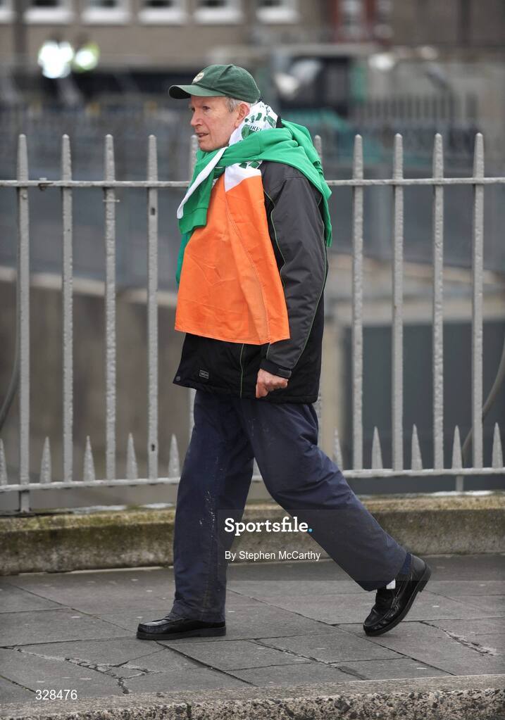 22 November 2008; An Ireland supporter makes his way to the game. Guinness Autumn Internationals, Ireland v Argentina, Croke Park, Dublin. Picture credit: Stephen McCarthy / SPORTSFILE