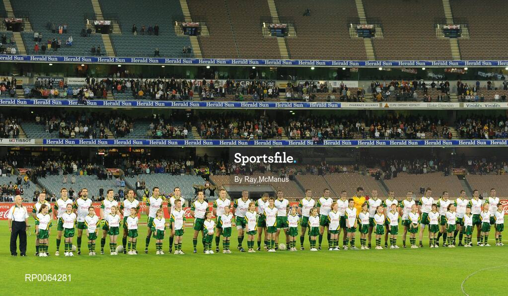 31 October 2008; The Ireland squad and manager Sean Boylan ahead of the game. Toyota International Rules Series, Australia v Ireland, Melbourne Cricket Ground, Melbourne, Australia. Picture credit: Ray McManus / SPORTSFILE