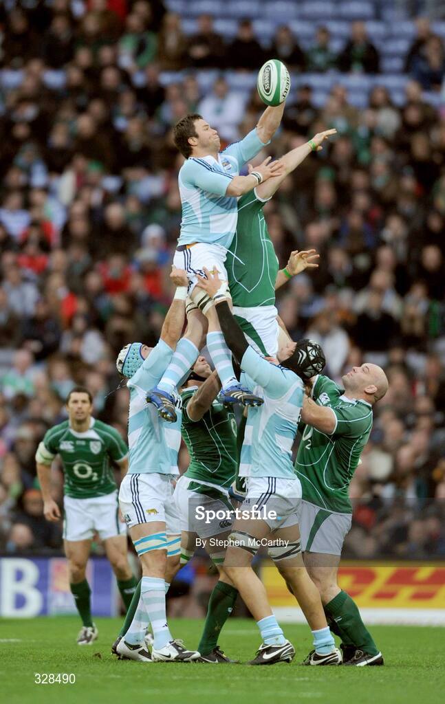 22 November 2008; Martin Durand, Argentina, gains possession in the lineout ahead of Jamie Heaslip, Ireland. Guinness Autumn Internationals, Ireland v Argentina, Croke Park, Dublin. Picture credit: Stephen McCarthy / SPORTSFILE