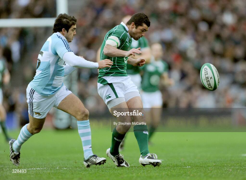 22 November 2008; Rob Kearney, Ireland, in action against Horacio Agulla, Argentina. Guinness Autumn Internationals, Ireland v Argentina, Croke Park, Dublin. Picture credit: Stephen McCarthy / SPORTSFILE