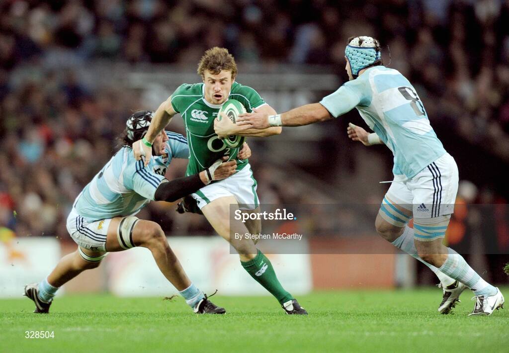 22 November 2008; Tommy Bowe, Ireland, is tackled by Patricio Albacete and Juan Manual Leguizamon, 8, Argentina. Guinness Autumn Internationals, Ireland v Argentina, Croke Park, Dublin. Picture credit: Stephen McCarthy / SPORTSFILE