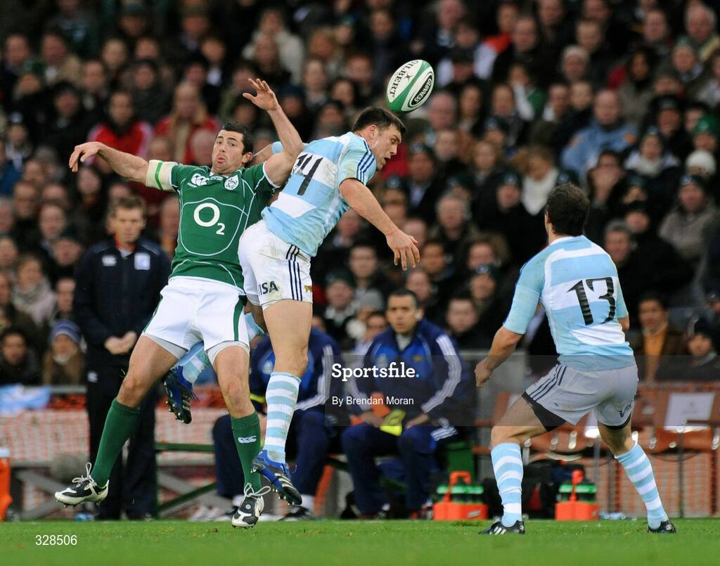 22 November 2008; Rob Kearney, Ireland, contests a high ball with Francisco Leonelli Morey, Argentina. Guinness Autumn Internationals, Ireland v Argentina, Croke Park, Dublin. Picture credit: Brendan Moran / SPORTSFILE