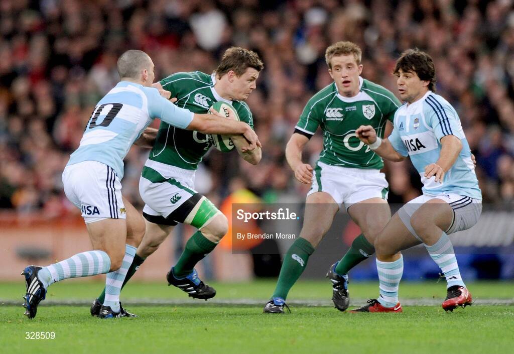22 November 2008; Brian O'Driscoll, Ireland, is tackled by Santiago Fernandez, Argentina. Guinness Autumn Internationals, Ireland v Argentina, Croke Park, Dublin. Picture credit: Brendan Moran / SPORTSFILE