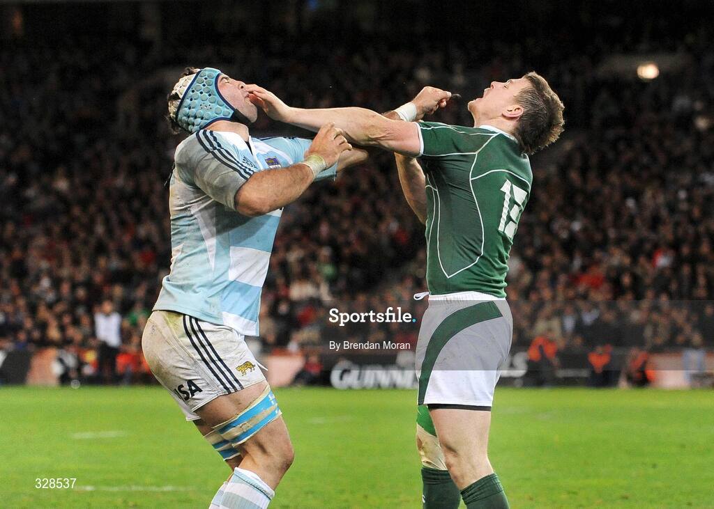 22 November 2008; Ireland captain Brian O'Driscoll clashes with Juan Manuel Leguizamon, Argentina, late in the game. Guinness Autumn Internationals, Ireland v Argentina, Croke Park, Dublin. Picture credit: Brendan Moran / SPORTSFILE