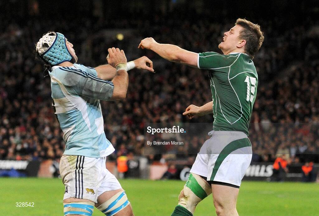22 November 2008; Ireland captain Brian O'Driscoll clashes with Juan Manuel Leguizamon, Argentina, late in the game. Guinness Autumn Internationals, Ireland v Argentina, Croke Park, Dublin. Picture credit: Brendan Moran / SPORTSFILE