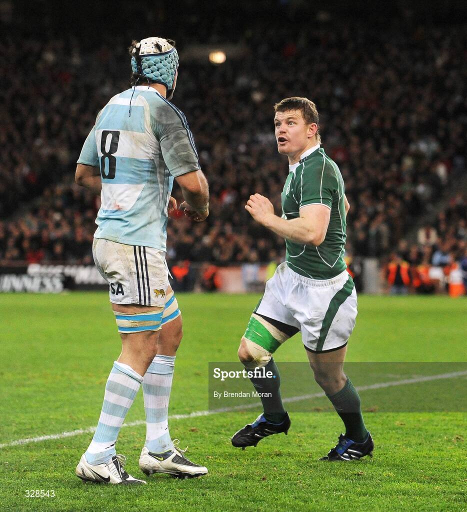 22 November 2008; Ireland captain Brian O'Driscoll clashes with Juan Manuel Leguizamon, Argentina, late in the game. Guinness Autumn Internationals, Ireland v Argentina, Croke Park, Dublin. Picture credit: Brendan Moran / SPORTSFILE