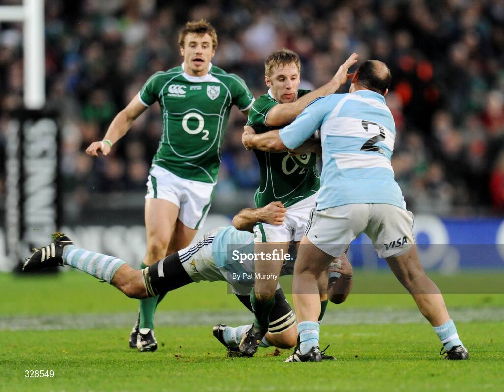 22 November 2008; Tomas O'Leary, Ireland, in action against Juan Martin Fernandez Lobbe, left, and Mario Ledesma, Argentina. Guinness Autumn Internationals, Ireland v Argentina, Croke Park, Dublin. Picture credit: Pat Murphy / SPORTSFILE