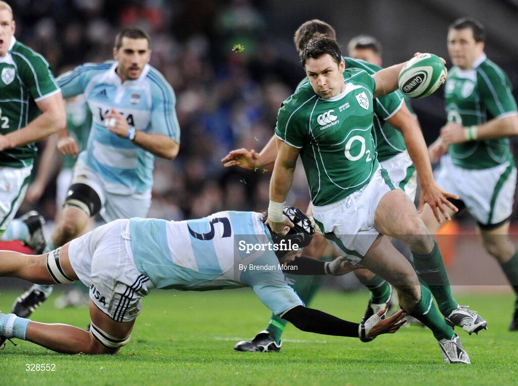 22 November 2008; David Wallace, Ireland, evades the tackle of Patricio Albacete, Argentina. Guinness Autumn Internationals, Ireland v Argentina, Croke Park, Dublin. Picture credit: Brendan Moran / SPORTSFILE