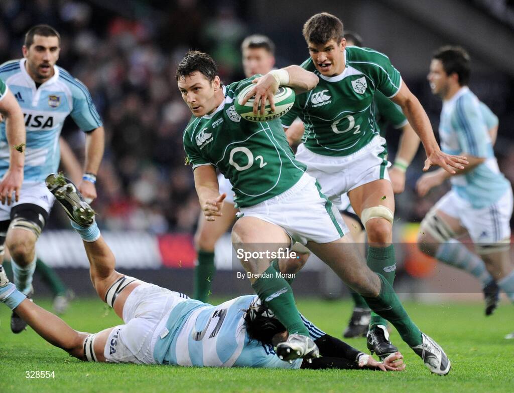 22 November 2008; David Wallace, Ireland, evades the tackle of Patricio Albacete, Argentina. Guinness Autumn Internationals, Ireland v Argentina, Croke Park, Dublin. Picture credit: Brendan Moran / SPORTSFILE