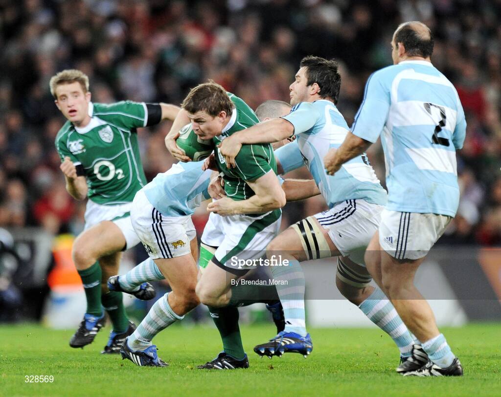 22 November 2008; Brian O'Driscoll, Ireland, is tackled by Santiago Fernandez and Martin Durand, Argentina. Guinness Autumn Internationals, Ireland v Argentina, Croke Park, Dublin. Picture credit: Brendan Moran / SPORTSFILE
