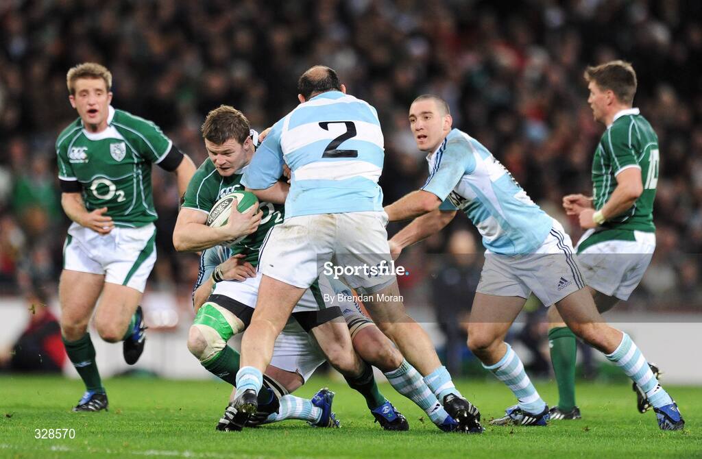 22 November 2008; Brian O'Driscoll, Ireland, is tackled by Santiago Fernandez and Martin Durand and Mario Ledesma, 2, Argentina. Guinness Autumn Internationals, Ireland v Argentina, Croke Park, Dublin. Picture credit: Brendan Moran / SPORTSFILE