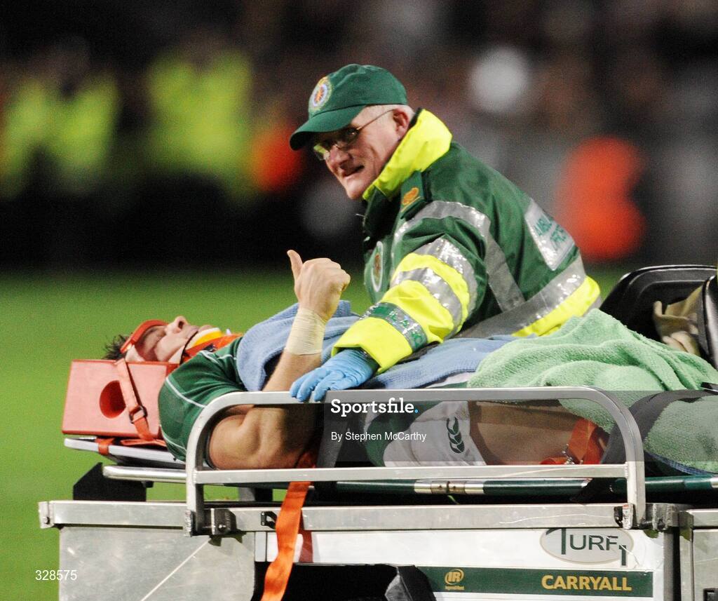 22 November 2008; David Wallace, Ireland, gives the thumbs up as he is taken off the pitch after getting injured. Guinness Autumn Internationals, Ireland v Argentina, Croke Park, Dublin. Picture credit: Stephen McCarthy / SPORTSFILE