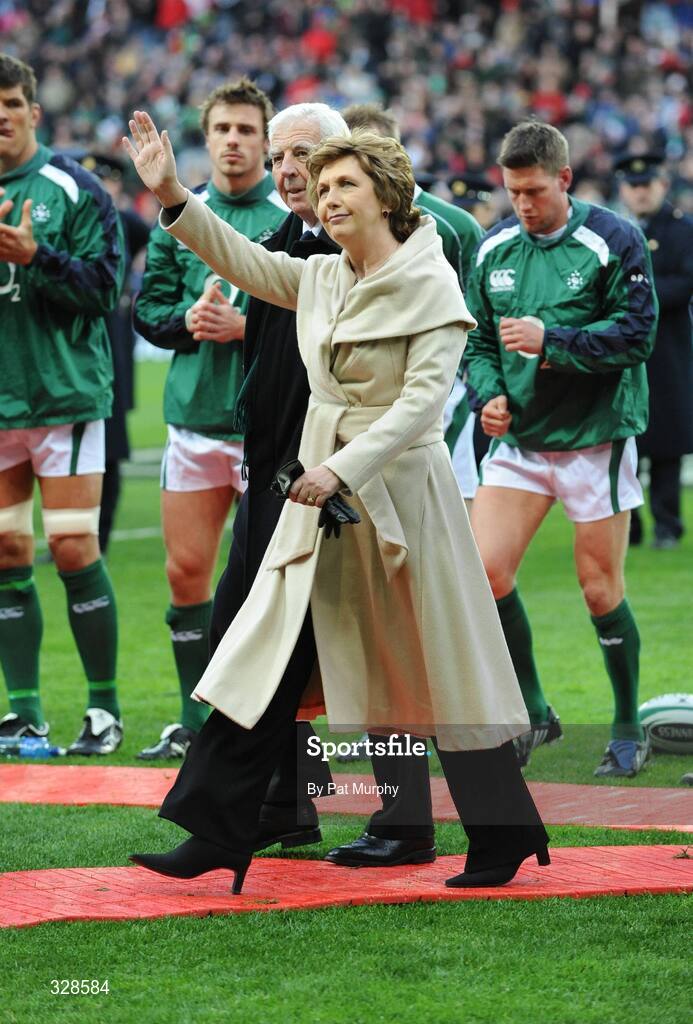 22 November 2008; President Mary McAleese waves to the crowd after meeting the teams. Guinness Autumn Internationals, Ireland v Argentina, Croke Park, Dublin. Picture credit: Pat Murphy / SPORTSFILE