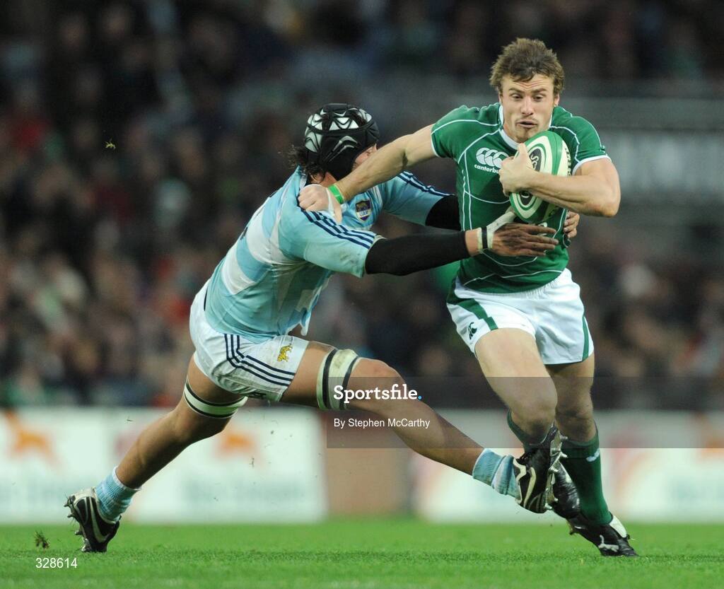 22 November 2008; Tommy Bowe, Ireland, in action against Patricio Albacete, Argentina. Guinness Autumn Internationals, Ireland v Argentina, Croke Park, Dublin. Picture credit: Stephen McCarthy / SPORTSFILE