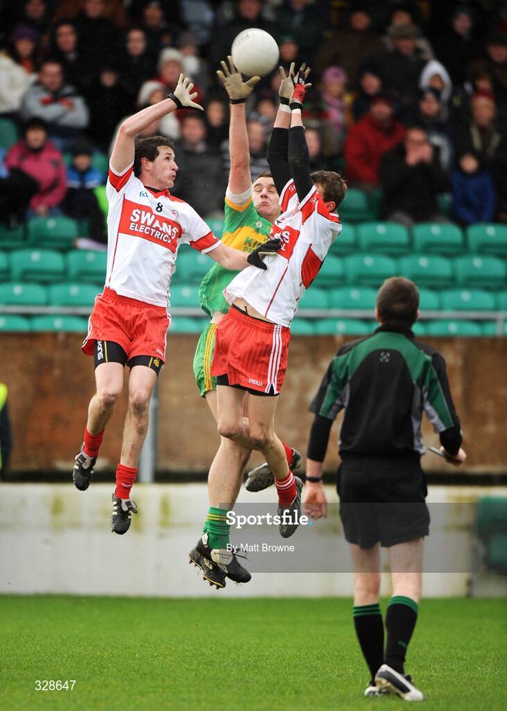 23 November 2008; Alan McNamee, Rhode, in action against Christy Bolger, 8, and Sean Gannon, Eire Og. AIB Leinster Senior Club Football Championship Semi-Final, Eire Og v Rhode, Dr. Cullen Park, Carlow. Picture credit: Matt Browne / SPORTSFILE