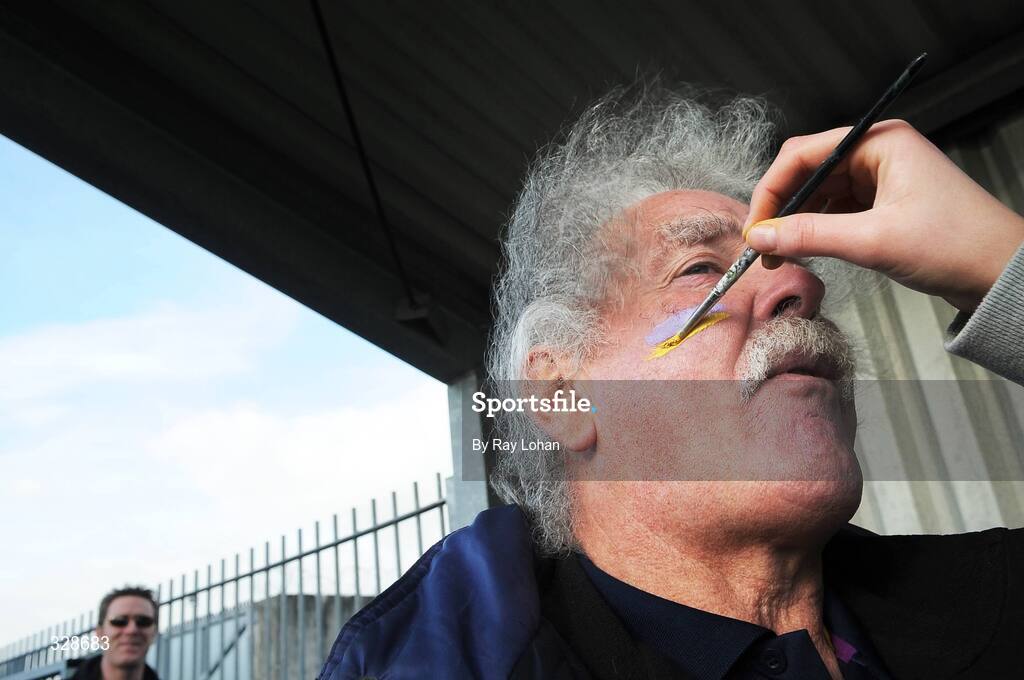 23 November 2008; Kilmacud Crokes supporter, Vinny Patterson, has his face painted before the game. AIB Leinster Senior Club Football Championship Semi-Final, Kilmacud Crokes v Navan O'Mahony's, Parnell Park, Dublin. Picture credit: Ray Lohan / SPORTSFILE *** Local Caption ***