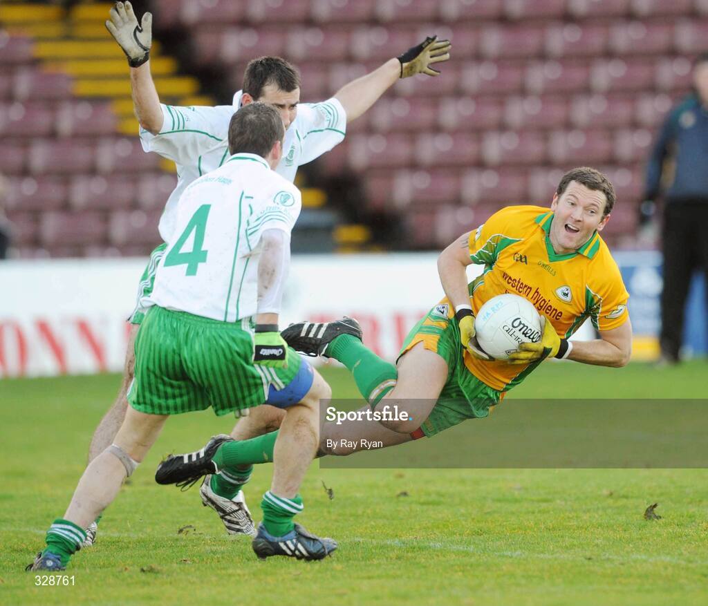 23 November 2008; Jason Killeen, Corofin, in action against Brendan Phillips and Shane King, Eastern Harps. AIB Connacht Senior Club Football Championship Final, Corofin v Eastern Harps, Pearse Stadium, Galway. Picture credit: Ray Ryan / SPORTSFILE
