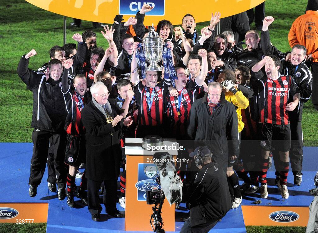 23 November 2008; Bohemians captain Owen Heary lifts the FAI Ford Cup. Ford FAI Cup Final 2008, Bohemians v Derry City, RDS, Ballsbridge, Dublin. Picture credit: Stephen McCarthy / SPORTSFILE