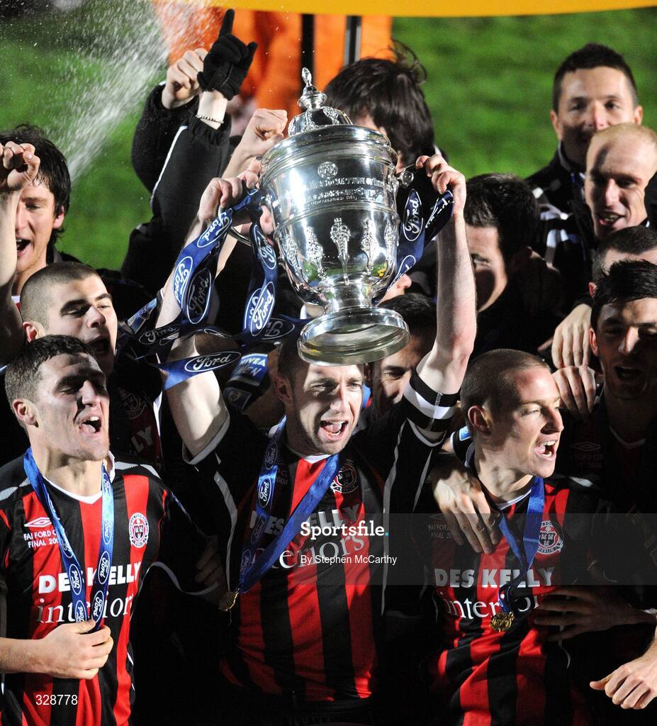 23 November 2008; Bohemians captain Owen Heary lifts the FAI Ford Cup. Ford FAI Cup Final 2008, Bohemians v Derry City, RDS, Ballsbridge, Dublin. Picture credit: Stephen McCarthy / SPORTSFILE