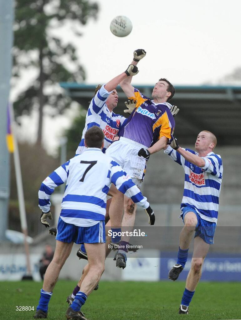 23 November 2008; Ray Cosgrove, Kilmacud Crokes, in action against Stephen McGabhann, 7, Shane McKeigue, right and Henry Finnegan, Navan O'Mahony's. AIB Leinster Senior Club Football Championship Semi-Final, Kilmacud Crokes v Navan O'Mahony's, Parnell Park, Dublin. Picture credit: Daire Brennan / SPORTSFILE
